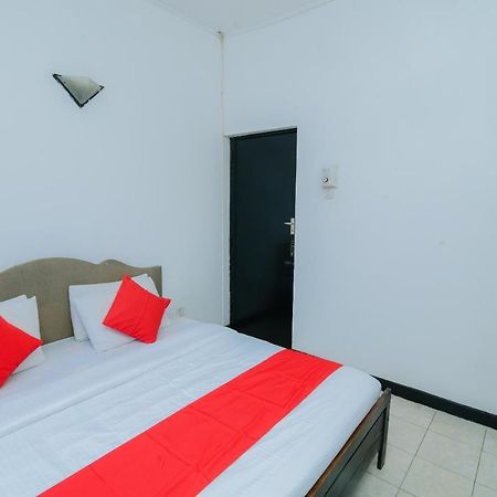 Oyo 479 Water Front Hotel Kandy Extérieur photo